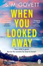 "When You Looked Away" von S.M. Govett. Ein Fahrrad liegt in einer Wiese. Hintergrund: Ein Haus vor bewölktem Himmel.
