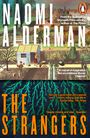 Oben "NAOMI ALDERMAN", unten "THE STRANGERS". Illustration: Garten mit Personen, Schuppen, Bäumen.