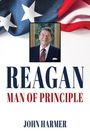 Text: "REAGAN MAN OF PRINCIPLE" – JOHN HARMER. Eine Person im Anzug lächelt vor einer US-Flagge.