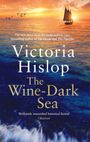 Text: "Victoria Hislop, The Wine-Dark Sea." Segelschiff bei Sonnenuntergang auf einem weiten Meer mit Vögeln am Himmel.