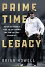 PRIME TIME LEGACY, Deion Sanders' Aufstieg im College Football, Brian Howell. Coach in Sportkleidung auf Spielfeld.