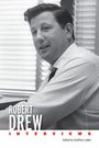 "Robert Drew Interviews" in schwarz-weiß, ein Mann im Hemd sitzt, bearbeitet von Geoffrey Lokke.