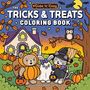 Text: "Cute 'n' Cozy The Tricks & Treats Coloring Book." Eine Illustration mit einem Bären im Kürbiskostüm, einem Hasen als Geist und einer Katze als Hexe vor einem Haus, umgeben von Kürbissen und herbstlichen Bäumen.