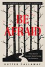 "BE AFRAID" in großen roten Buchstaben, umgeben von kahlen Bäumen und roten Vögeln. Darunter ein Mensch auf einem Pfad.
