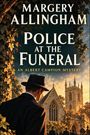 "Margery Allingham, Police at the Funeral, An Albert Campion Mystery." Ein Mann vor einer alten Kirche bei Sonnenuntergang.