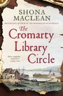 „The Cromarty Library Circle“ von Shona MacLean. Darunter ein Küstenbild mit Häusern, einem Hafen und Menschen.