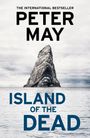Oben: THE INTERNATIONAL BESTSELLER. Darunter: PETER MAY. Unten: ISLAND OF THE DEAD. Ein einzelner Felsen im Meer.