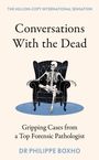 Text oben: "THE MILLION-COPY INTERNATIONAL SENSATION"

Titel: "Conversations With the Dead"

Untertitel: "Gripping Cases from a Top Forensic Pathologist"

Autor: "Dr Philippe Boxho"

Illustration: Ein Skelett, das in einem Sessel sitzt.