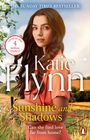 „THE SUNDAY TIMES BESTSELLER“, „Loved by over 4 million readers“, „Katie Flynn“, „Sunshine and Shadows“, Frau vor ländlicher Kulisse.