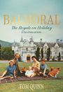 Titel: "BALMORAL The Royals on Holiday". Familie auf Picknickdecke vor Schloss, ein Hund dabei. Autor: Tom Quinn.