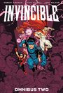 "INVINCIBLE" und "OMNIBUS TWO" stehen im Fokus. Darunter fliegen Superhelden in farbigen Kostümen.