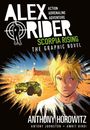 „ALEX RIDER: SCORPIA RISING, THE GRAPHIC NOVEL“ steht groß. Daneben: ein Junge, Explosion, Jeep, Wüste.