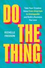 "DO THE THING" in großen gelben Buchstaben mit pinkem Schatten auf blauem Grund. Text: Kreative Ideen in ein Business verwandeln.