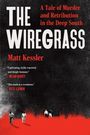 "The Wiregrass" steht groß oben, darüber in Rot: "A Tale of Murder and Retribution in the Deep South". Unten Wandern vier Personen.