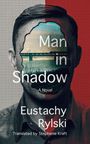 Text: "Man in Shadow: A Novel", "Eustachy Rylski", "Translated by Stephanie Kraft". Schwarz-weiß Foto eines Mannes, Gesichtsbereich zeigt Bild mit Brücke.