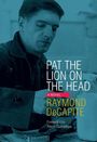 "Pat the Lion on the Head", ein Roman von Raymond DeCapite. Vorwort von Aaron Cometbus. Ein Mann liest etwas.