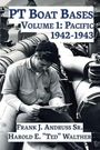 „PT Boat Bases, Volume 1: Pacific 1942-1943“ und Autoren. Ein Mann liest auf einem Boot sitzend. Schwarz-Weiß-Foto.
