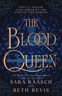 Der Text lautet: "THE BLOOD QUEEN". Darunter: "Sara Raasch and Beth Revis". Der Hintergrund zeigt keltische Muster.