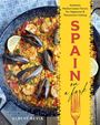 Ein Teller mit Meeresfrüchte-Paella, garniert mit Zitronenscheiben, vor einem gelben Streifen mit dem Titel "SPAIN on a fork".