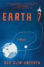 „EARTH 7“, „A NOVEL“, „Deb Olin Unferth“. Eine Illustration von Erde und Flugzeug auf blauem Hintergrund.