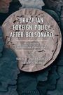 Texte sagen, es geht um Brasilianische Außenpolitik nach Bolsonaro. Gesichtssilhouetten umgeben eine Weltkarte.