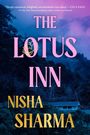 Text: „The Lotus Inn“, „Nisha Sharma“. Hintergrund: Dämmerung, bewaldete Hügel, ein Haus.