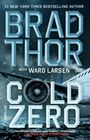 „BRAD THOR“, „COLD ZERO“, „A THRILLER“. Flugzeugflügel und Turbine über eisigem Wasser.