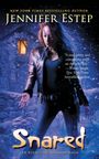 Text: "Jennifer Estep", "Snared", "An Elemental Assassin Book". 

Eine Frau mit Lederjacke steht in einer winterlichen Szenerie.