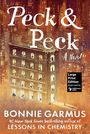 Texte: "Peck & Peck", "A Novel", "Bonnie Garmus", "Lessons in Chemistry". Illustration: Ein beleuchtetes Gebäude im Stil von New York.