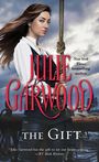 „JULIE GARWOOD“, „the Gift“. Eine Frau steht an Bord eines Schiffs, hält ein Seil, im Hintergrund das Meer.