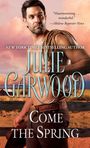 Der Text lautet: "Heartwarming... wonderful." und "JULIE GARWOOD - COME THE SPRING". Ein Mann mit Seil vor Landschaft.