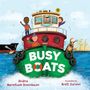 "BUSY BOATS" in großen Buchstaben auf einem grünen Schiff. Drei Menschen und ein Hund sind auf der Brücke zu sehen.