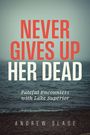 "NEVER GIVES UP HER DEAD. Fateful Encounters with Lake Superior. ANDREW SLADE." Hintergrund: See und Himmel.