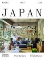 „WHERE THEY LIVE JAPAN“ steht oben. Darunter ein gemütliches Wohnzimmer, mit Pflanzen und moderner Dekoration.