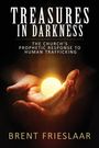 „TREASURES IN DARKNESS“, Untertitel über Antwort der Kirche auf Menschenhandel. Hände halten eine leuchtende Kugel. Autor: Brent Frieslaar.