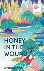 Titel: HONEY IN THE WOUND. Autor: JIYOUNG HAN. Preis: WATERSTONES DEBUT FICTION PRIZE. Illustration: Bunte Landschaft mit Bergen und Fluss.