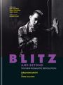 "BLITZ AND BEYOND: THE NEW ROMANTIC REVOLUTION, Graham Smith, Text Chris Sullivan. Schwarz-weiß Foto einer stilvoll gekleideten Person."