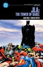 JLA: THE TOWER OF BABEL; DC Compact Comics Adventure. Batman steht, während Superhelden um ihn herum liegen. Schneefall.
