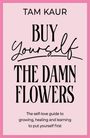 Oben steht "TAM KAUR", darunter "BUY Yourself THE DAMN FLOWERS". Unten: "The self-love guide to growing, healing and learning to put yourself first". Rosa Hintergrund mit pinkem Rahmen.