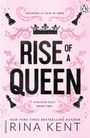 „NOTHING IS FAIR IN LOVE. RISE OF A QUEEN“ in großen Buchstaben, verziert mit rosa Ranken und Schachfiguren.