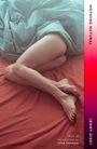 "NOTHING NATURAL", Jenny Diski, Einführung von Lena Dunham. Beine auf einem roten Bett, bedeckt mit blauer Bettdecke.