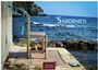 Text: "Sardinien 2027", "CASARES EDITION". Einfache Holzbank an felsiger Küste mit Meer und blauem Seil.