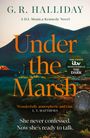 „Under the Marsh“ von G.R. Halliday ist ein aufregender Kriminalroman. Stimmungsvoll mit düsterer Landschaft und Auto.