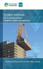 "Modern Methods of Construction: Foundations, Processes and Applications. Kran hebt Bauelement an Gebäude."
