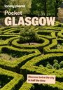 "Pocket Glasgow", "Discover twice the city in half the time". Ein grünes Heckenlabyrinth mit Bäumen im Hintergrund.