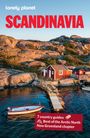 "Scandinavia" in großen roten Buchstaben, felsige Küste mit roten Holzhäusern am Wasser; kleines Boot an Steg.