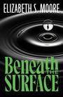 Text: "ELIZABETH S. MOORE", "Beneath the Surface". Eine Wasseroberfläche mit einem Wassertropfen hervorgehoben.