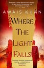 Oben: „Rarely has a writer affected me...“ – A.J. West. Titel: „Where The Light Falls“. Unten: Zitat von Hazel Prior. Zwei Figuren in roter Kleidung, Stadt im Hintergrund.