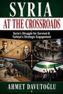 Text: "Syria at the Crossroads", "Syria’s Struggle for Survival & Turkiye’s Strategic Engagement", "Ahmet Davutoğlu". 

Oben: Zwei Porträts. 

Rechts: Zerstörte Gebäude. 

Unten: Militärfahrzeuge, Flaggen feiernder Menschen. 