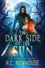 "The Dark Side of the Sun. The Silverblood Trilogy. H.C. Newhouse." Zwei Figuren vor einem großen, leuchtenden Mond.
